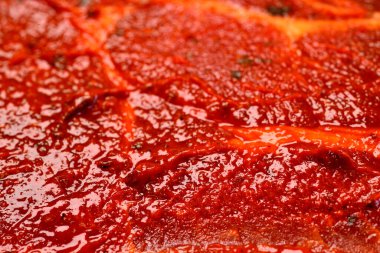 Yakın planda marine edilmiş domuz boynu.