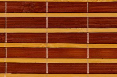 Düz desenli kahverengi bambu hasırı.