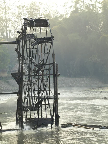 Ruota idraulica in bambù presso il fiume Pai Mae Hong Son, Thailandia . — Foto Stock