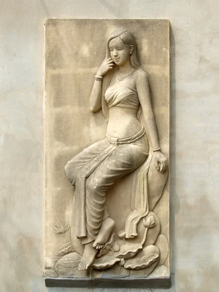 天使たちは、タイの寺院で砂岩を彫刻. — ストック写真