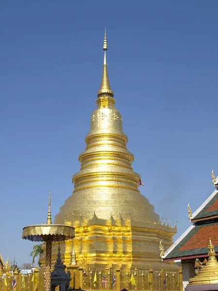 金色宝塔在佛寺，hariphunchai，喃奔省泰国 — 图库照片