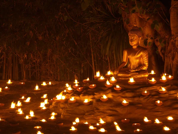 Estátua de Buda, Luz da fé no dia Makha Bucha . — Fotografia de Stock