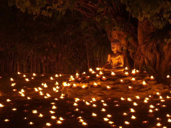 Estatua de Buda, Luz de la fe en el Día de Makha Bucha . —  Fotos de Stock