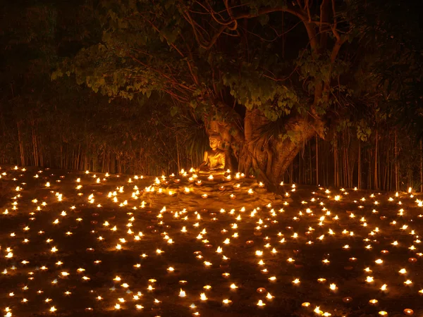 Posąg Buddy, światło wiary w Święto Makha bucha. — Zdjęcie stockowe