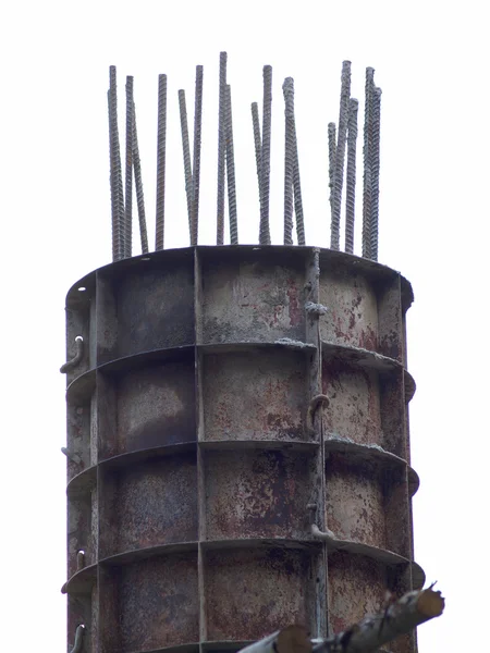 鉄筋コンクリート柱の構造。白で隔離 — ストック写真