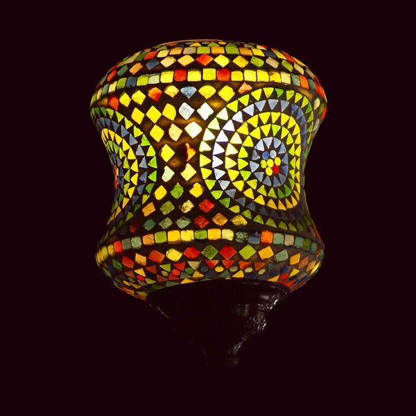 Intrikata arabiska lampa med ljus — Stockfoto