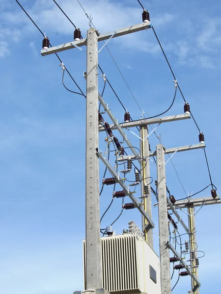 Nuovi pali e trasformatori elettrici . — Foto Stock