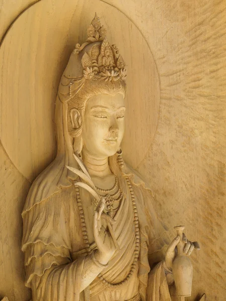 Kuan Yin afbeelding van Boeddha, Hout snijwerk in een thai tempel. — Stockfoto