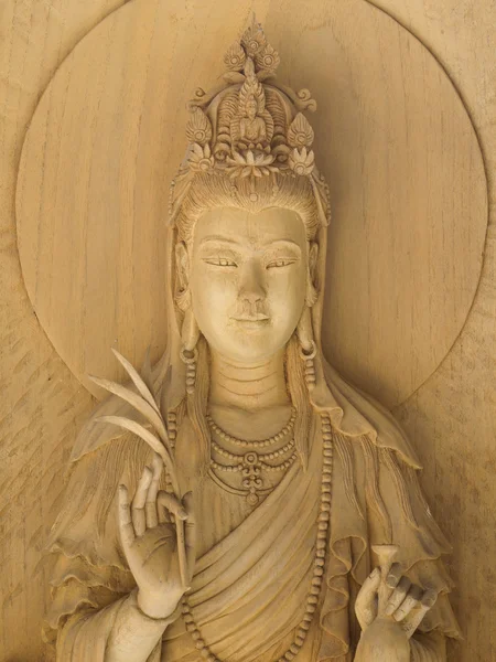 Kuan Yin imagen de buddha, talla de madera en un templo tailandés . —  Fotos de Stock