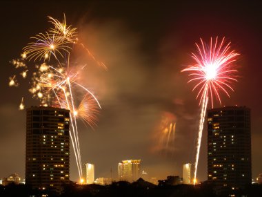 Havai fişek bir şehir gece canlanıyor.