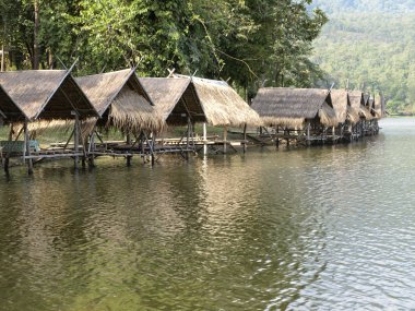 Göl kenarındaki Tayland thatched çatı Restoran