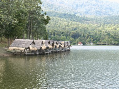 Göl kenarındaki Tayland thatched çatı Restoran