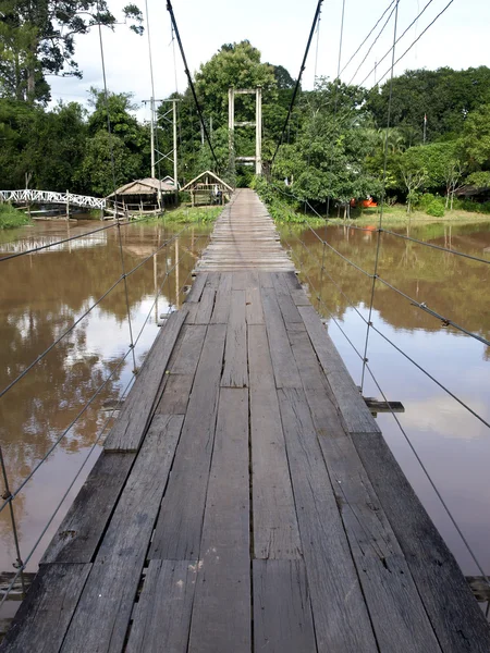Gamla rep bron på landsbygden. — Stockfoto