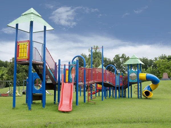 Spielplatz im Park. — Stockfoto