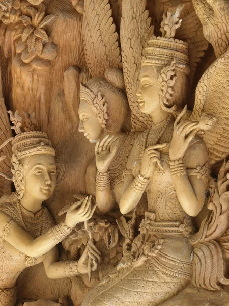 Ängel, wood carving i en thailändsk tempel. — Stockfoto