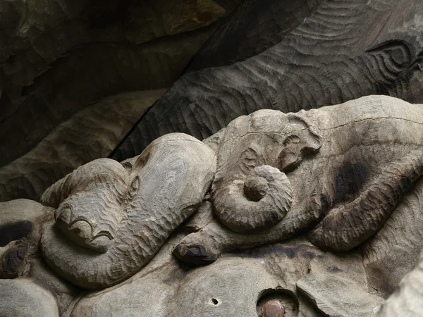 Olifant patroon, hout snijwerk in een Thaise tempel. — Stockfoto