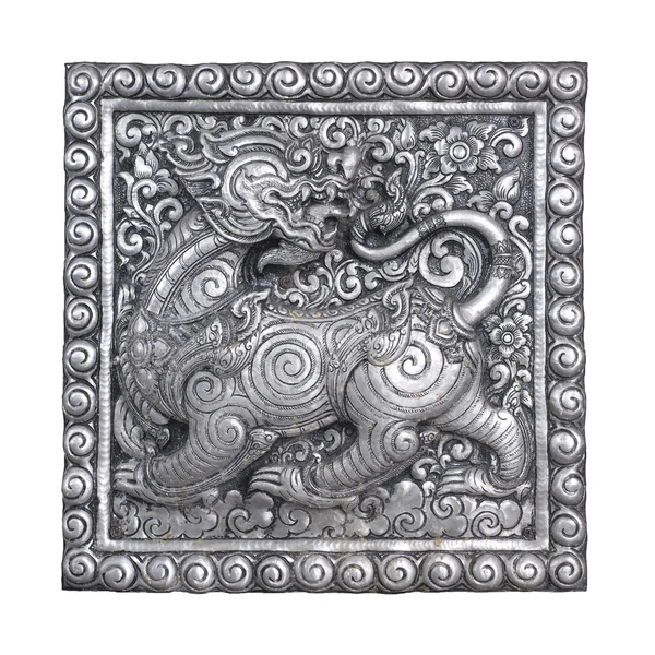Silberner Löwe und silberner Rahmen handgefertigt in einem thailändischen Tempel. — Stockfoto
