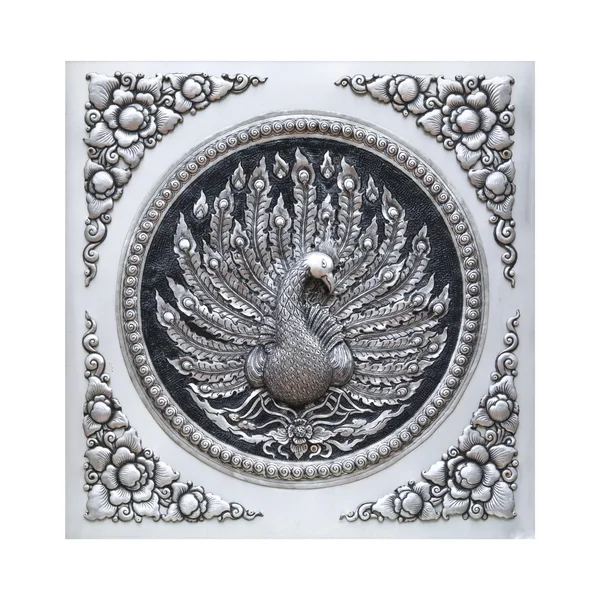 Silberner Pfau und silberner Rahmen handgefertigt in einem thailändischen Tempel. — Stockfoto