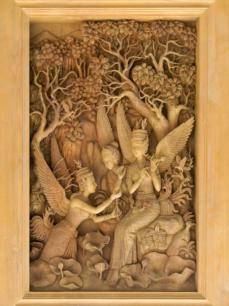 Anges, sculpture sur bois dans un temple thaï . — Photo