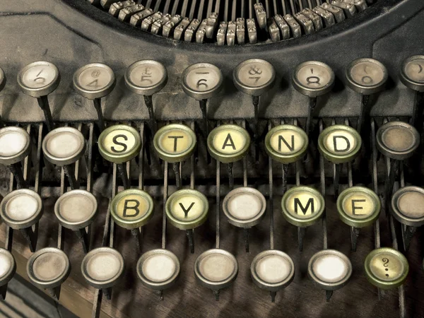 Régi typewriter van kulcsok "stand by me" csak. — Stock Fotó