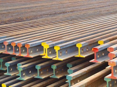 yığını çelik demiryolu.