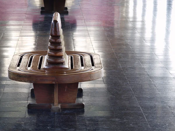 Teak chairs at station platform. — Stock Photo, Image