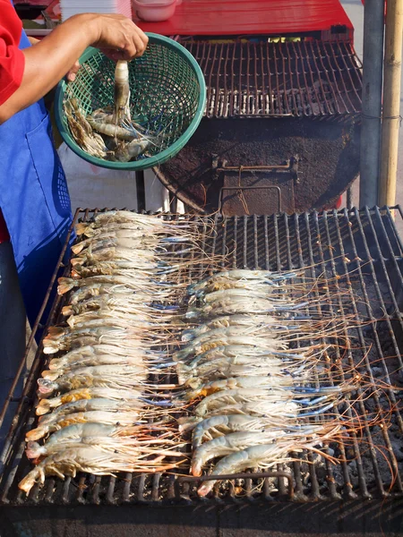 海鲜，鲜虾把鸡蛋放在烤架上. — 图库照片