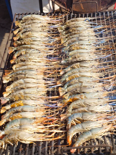 Сеафуд, креветки кладут яйца на гриль . — стоковое фото
