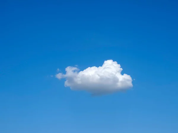 Een Enkele Wolk Mooie Wolk Met Heldere Lucht Achtergrond — Stockfoto