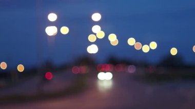 Bulanık şehir trafiği. Bulanık olarak odaklanmış bokeh ışıkları. 4k