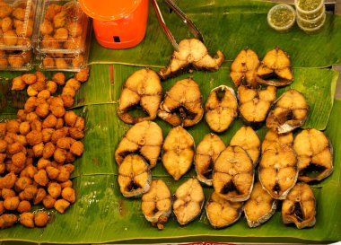 Tayland 'da muz yapraklı kızarmış Kral Uskumru. Benekli uskumrular, tahıl balıkları, İspanyol uskumruları.