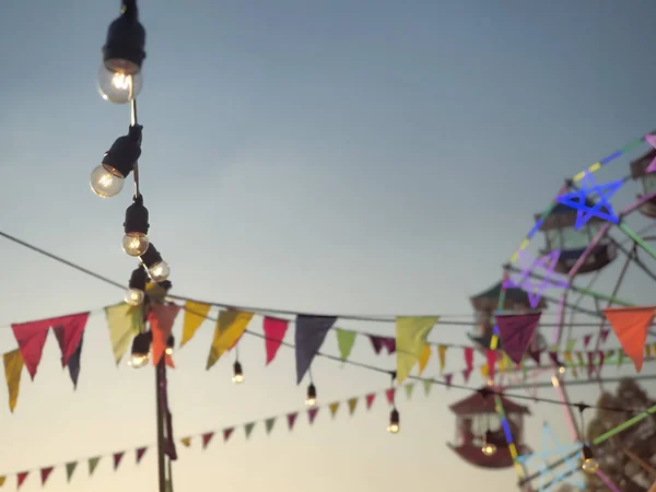 有趣的背景 有夜光的快乐假期 园形灯泡及三角旗 — 图库照片