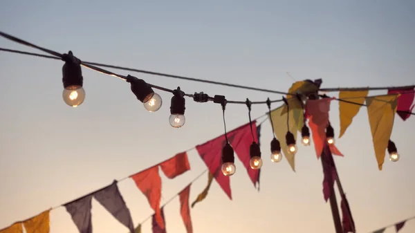 Kirmeshintergrund Frohe Feiertage Mit Abendlicht Girlanden Glühbirne Und Dreieckige Flagge — Stockfoto