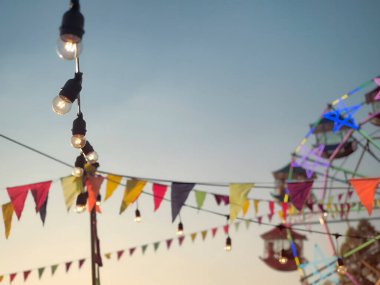 Gün batımında lunapark ve mesaj yazmak için boşluk.