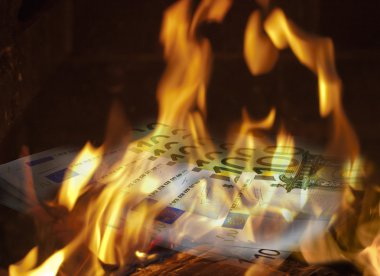 Notlar 100 Euro ateş yakıp kül