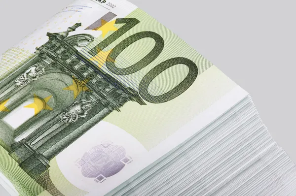 Confezione da 100 note evrovy su sfondo grigio chiaro — Foto Stock