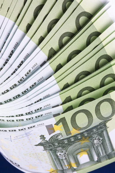 The notes spread out by a fan for 100 euros — Stock Photo, Image