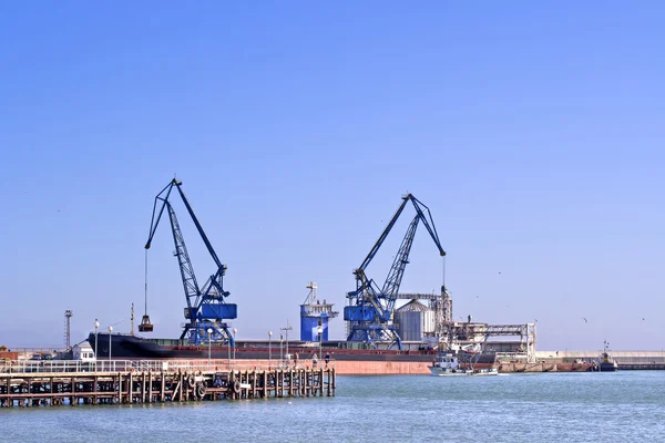 Het grote schip is aangemonsterd onder lossen. — Stockfoto