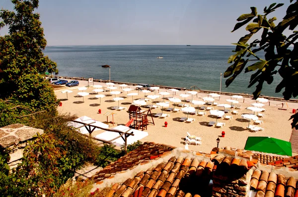 Uitzicht op het strand van balchik in Bulgarije van het paleis van de Roemeense koningin maria. — Stockfoto
