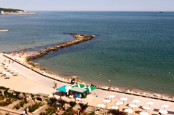 Utsikt över stranden av balchik i Bulgarien från slotten av den rumänska queenmaria. — Stockfoto