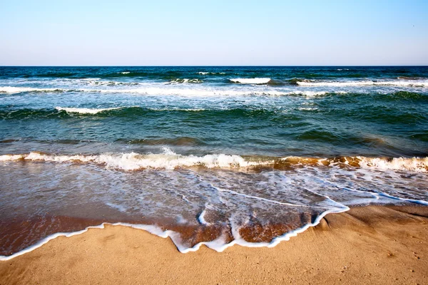 Parte della spiaggia con sabbia, mare e onde — Foto Stock