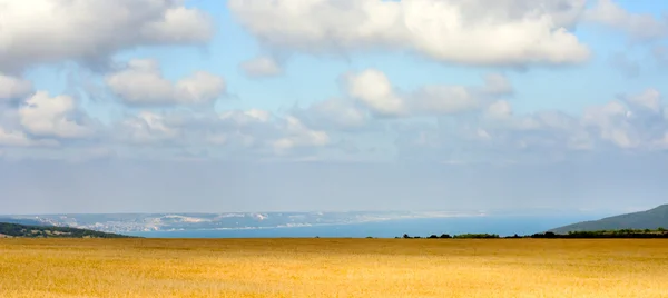 Bulgariska hav-landskap med ett fält av blå himmel med lätta moln — Stockfoto