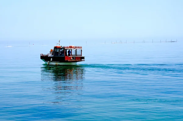 Pleasure boat floats past. — Stock Photo, Image