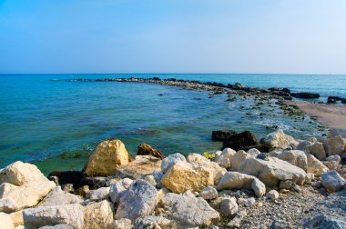 Denizde kaybolan taş tükürmek.