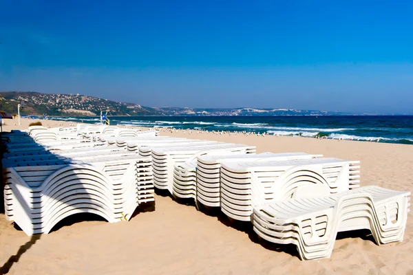 Nézd a strandon, mielőtt a szezon elkezdődött, turisták fogadása — Stock Fotó