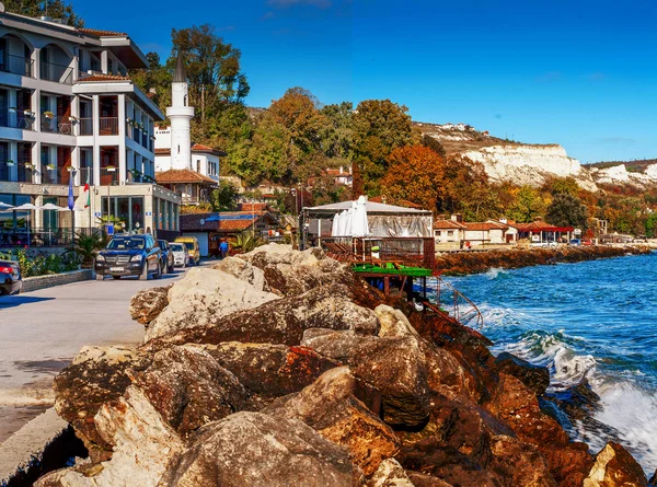 Gångväg vid Svarta havet i den bulgariska staden balchik. Stockbild