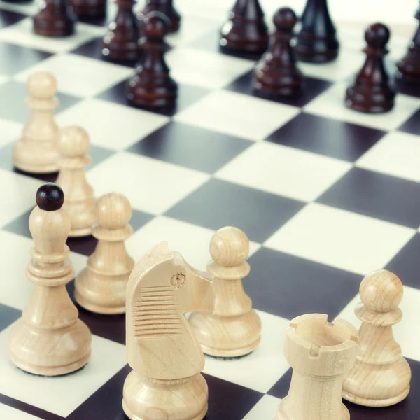 Et sjakkbrett klart for et spill. – stockfoto