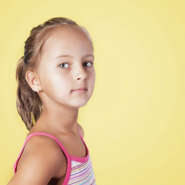 Portret van jonge mooie meisje close-up — Stockfoto