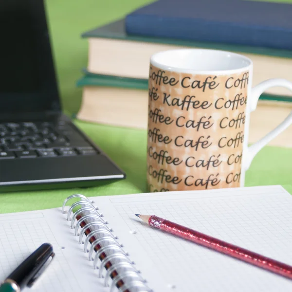 Kaffee am Morgen auf dem Schreibtisch — Stockfoto