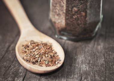 tahta kaşık içinde çeşitli baharatlar